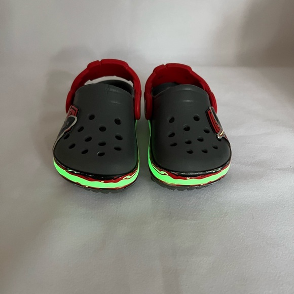 Crocs Toddler Grey Red
Kylo Ren Glow In The Dark Cushioned Star Wars Clog 4/5 C - Picture 1 of 14